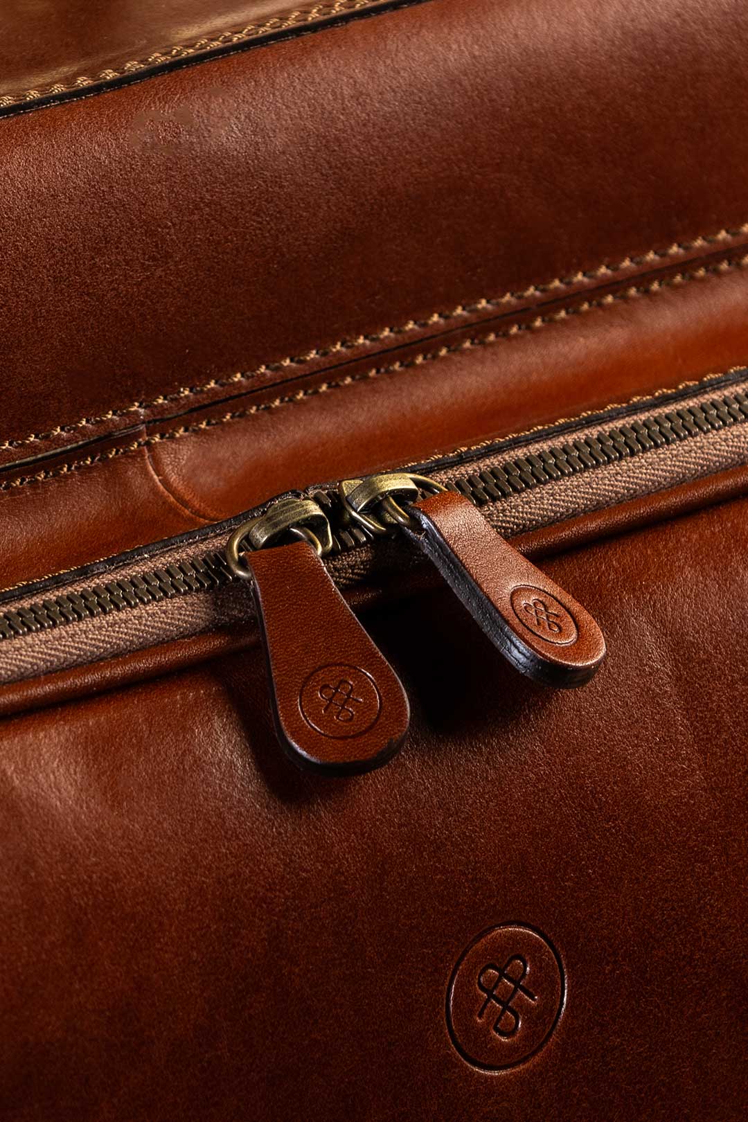 zips on garment travel bag luxury