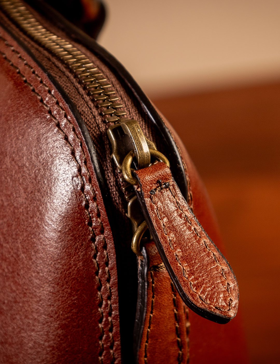 zip from premium ladies italian leather shoulder bag for Macbook Pro