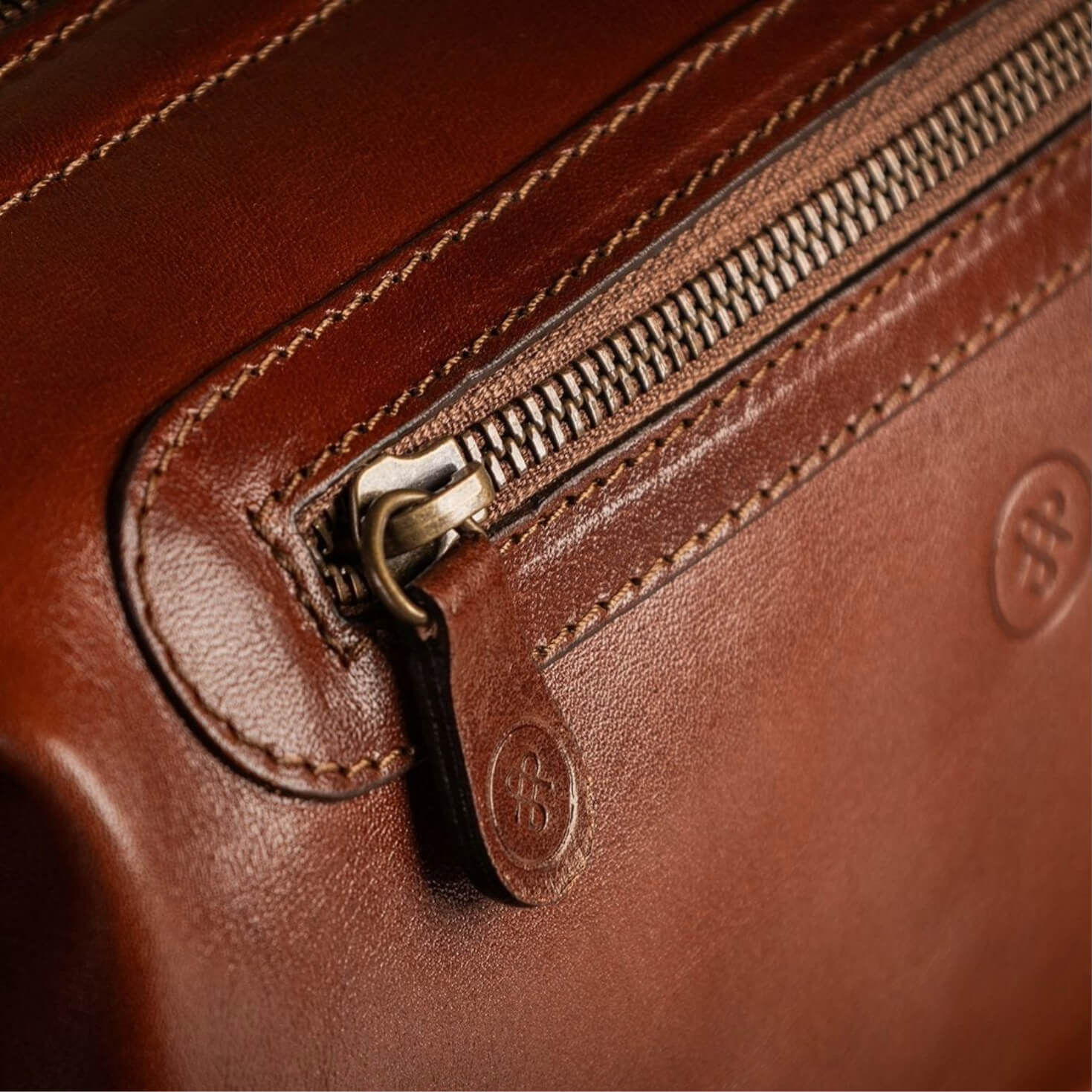 Men’s leather wash bag with external zip pocket in premium leather