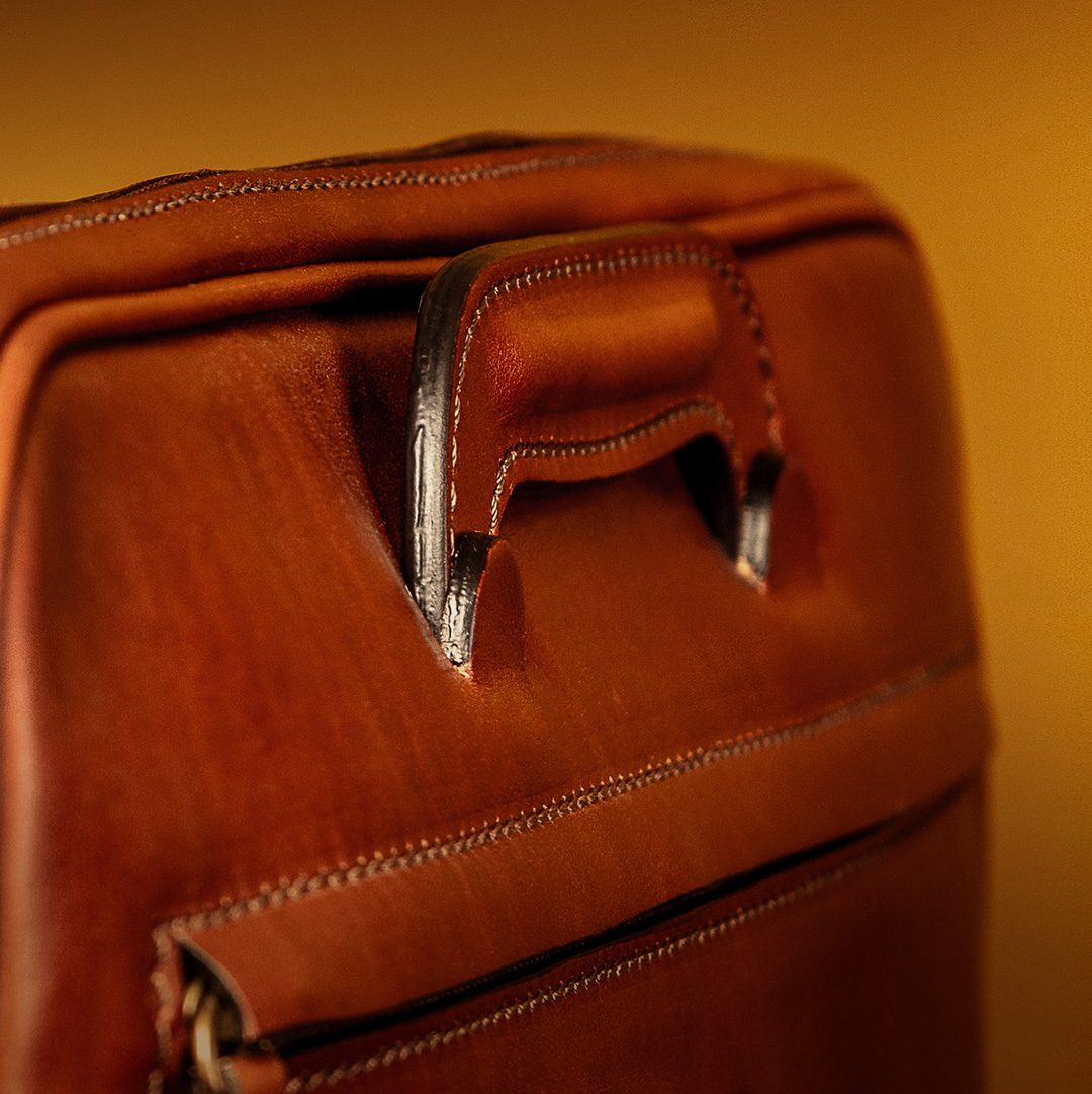 Italian slim leather portfolio for refined professional use